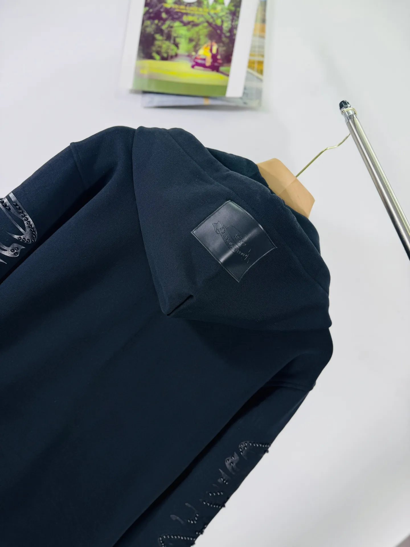 P340 top version, real shot without P, ​​different from market currency) 𝗖𝗵𝗿𝗼𝗺𝗲 𝗛𝗲𝗮𝗿𝘁𝘀/Cro Heart 2025 Rivets Autumn and Winter New Original Single Counter American Rivets 3D Three-dimensional Couple Casual Cardigan Sweatshirt 👑The highest version! Customized fabric 480g tripe terry fabric! American acid-washed and distressed original fabric with laser rivets. Best-selling model at the counter. Very comfortable to wear. Accessories: Original molded and authenticated collar label➕100% silk wash label. Genuine purchase-grade original hangtag➕matching hanging rope➕3D hanging beads➕original packaging bag. Craftsmanship: The original version has consistent wiring! The highest version of the armhole matching technique! Color: Black Size: S M L XL Style No.: 613